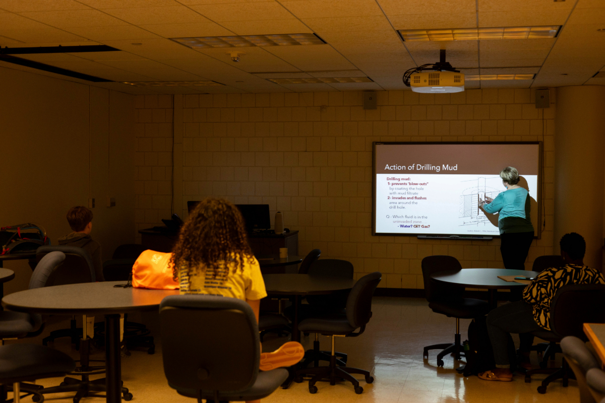 Dr. Mary Hileman teaching GEO-Rex campers about the action of drilling mud. Dr. Mary Hileman teaching GEO-Rex campers about the action of drilling mud.