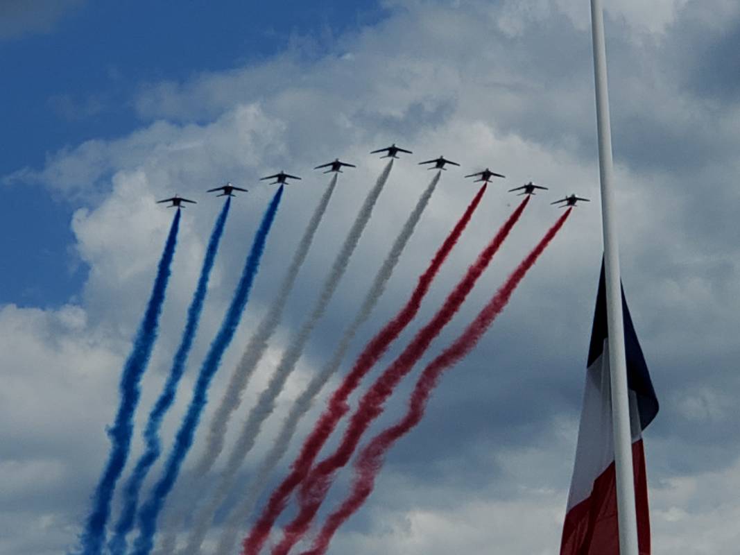 Planes flying with red and blue smoke