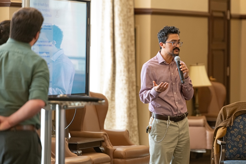 Dr. Giovanni Francisco Salazar Calvo speaking to the audience